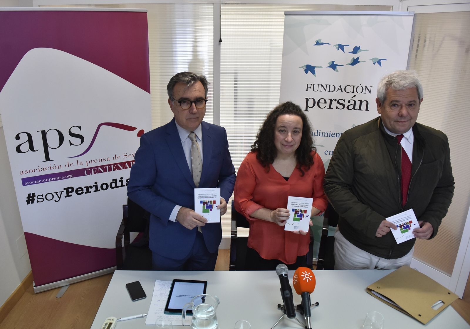 Ignacio Martínez, vicepresidente de la Fundación Persán; Begoña Cueto, coautora del estudio; y Joaquín Aurioles, profesor de la Universidad de Málaga y miembro de la Asociación Española de Ciencias Regionales.