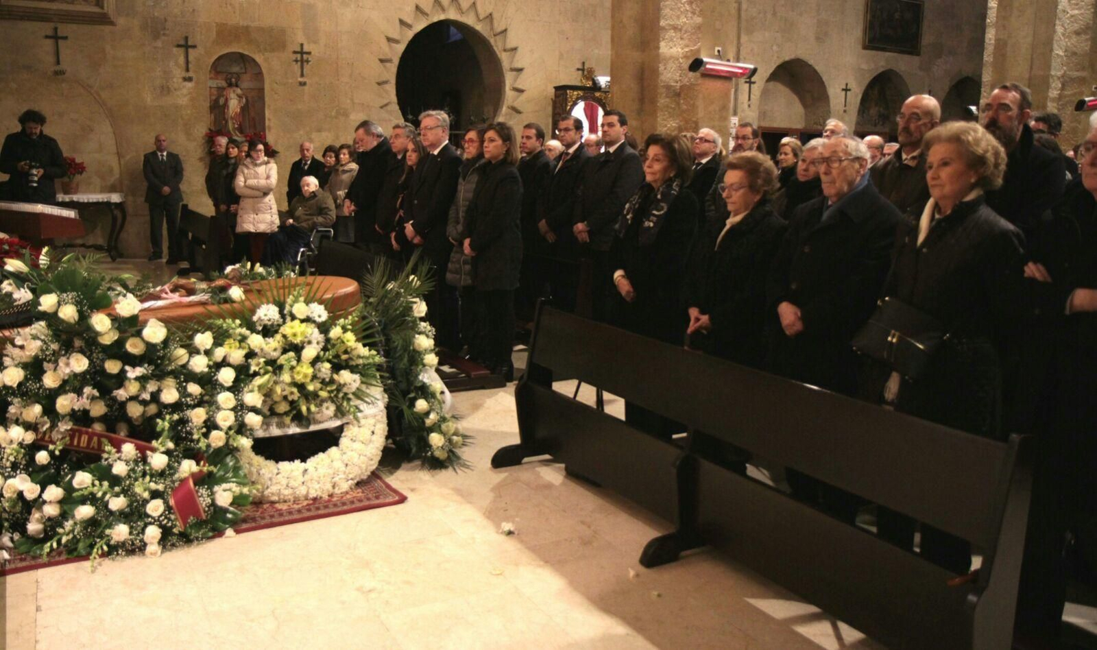Familiares de Pablo García Baena y miembros institucionales, en la parroquia de San Miguel