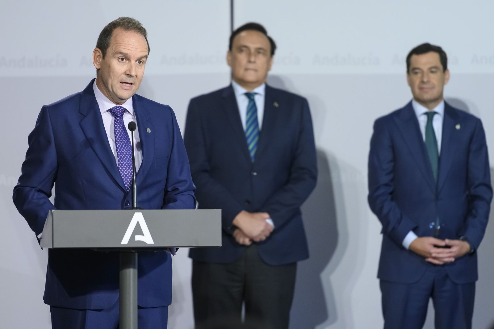 José Ignacio García, en presencia de José Carlos Gómez Villamandos y Juanma Moreno.