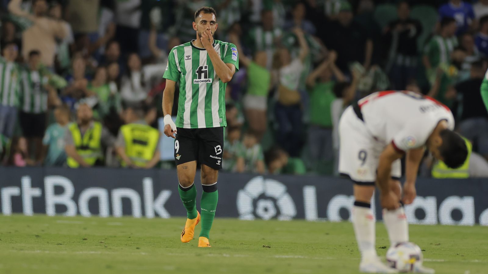 Borja Iglesias hace un gesto feliz y reflexivo.