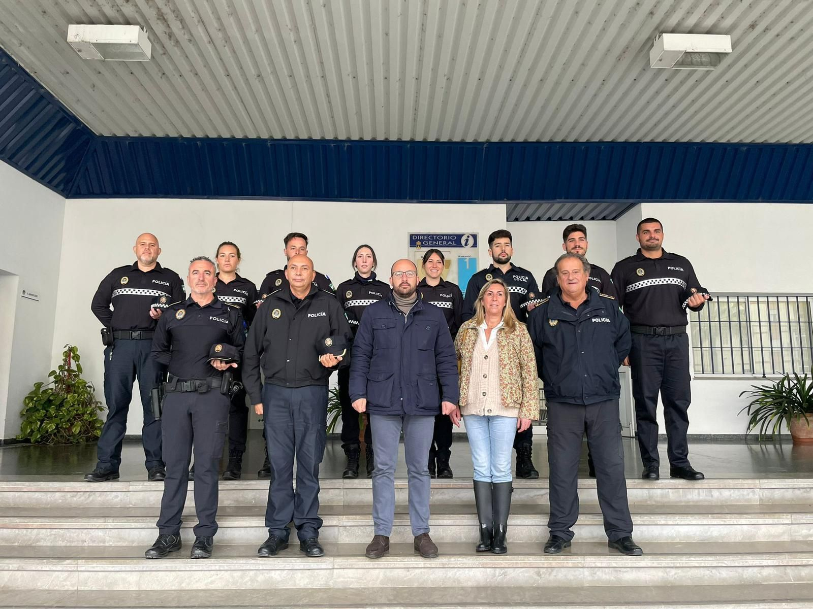 Los futuros agentes, con los responsables municipales y del Cuerpo.