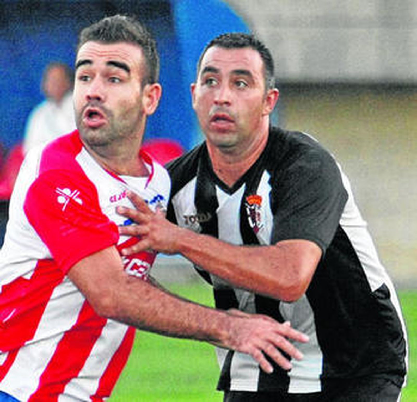 Fito intenta ganarle la posición al defensa del Algeciras Víctor González.