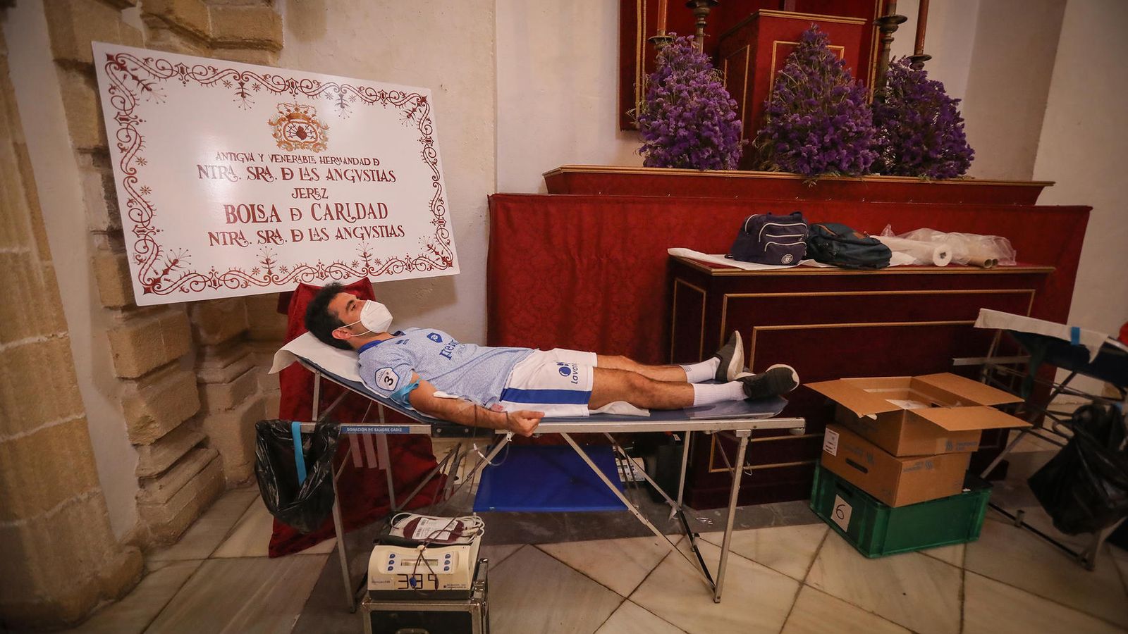 Un hombre donando sangre durante la colecta de esta semana.