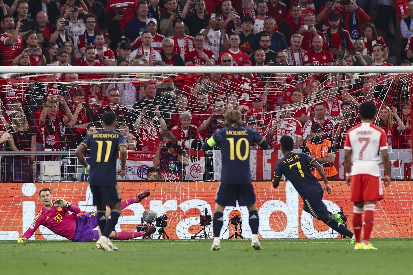 Vinícius marca el penalti que da el empate al Real Madrid.