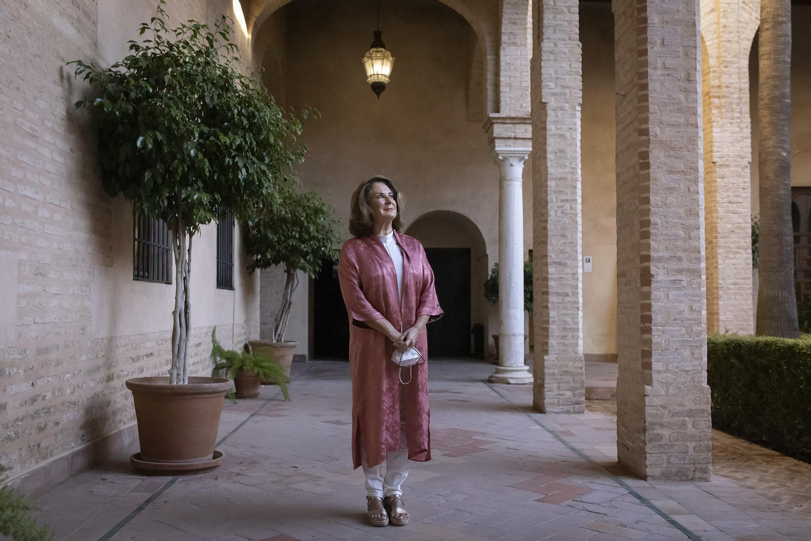 Rosa Muñoz posa en el patio central del Palacio de los Marqueses de la Algaba.