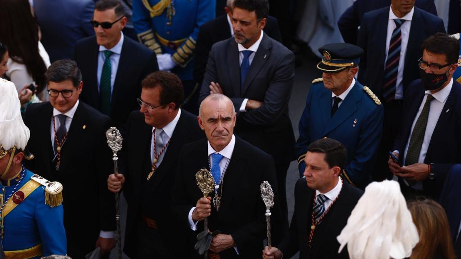 El alcalde de Sevilla, Antonio Muñoz, y otros concejales de Ayuntamiento, en el cortejo de la Hiniesta.