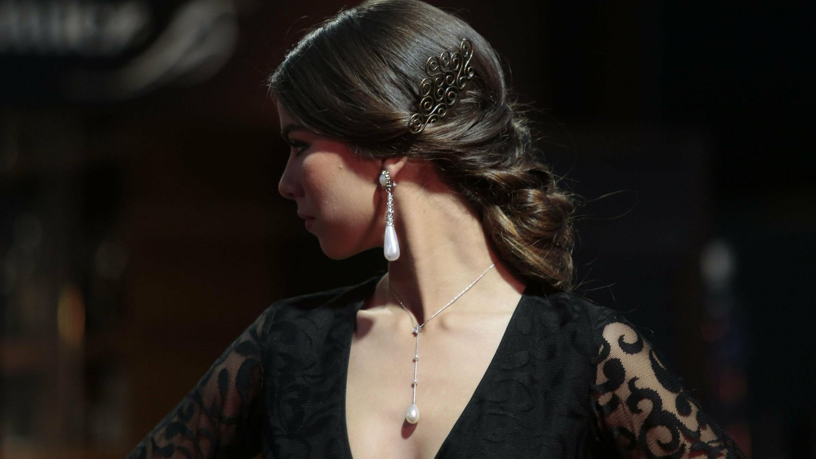 Recogido clásico trenzado con un pequeño peinecillo en bronce.