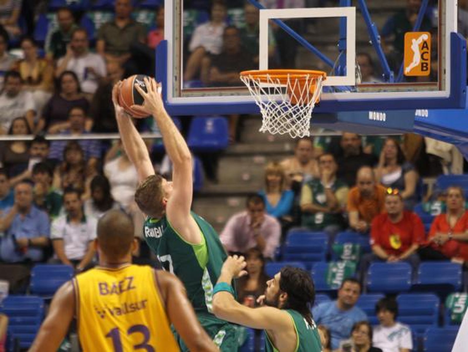 El Unicaja saca la visa virtual para los 'play off' por el título con una convincente victoria ante el Blancos de Rueda (88-58).