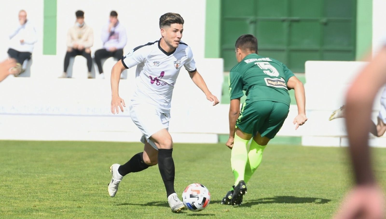 Brian Triviño deja atrás a un jugador del Rota.