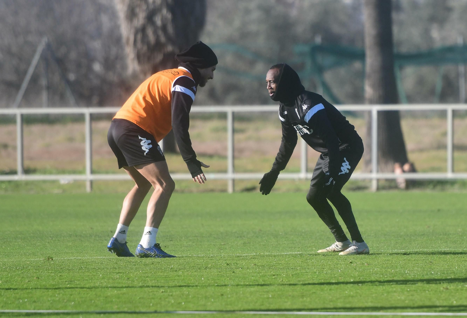 Blati Touré realiza un ejercicio en un entrenamiento junto a Luis Muñoz. Blati Touré realiza un ejercicio en un entrenamiento junto a Luis Muñoz.