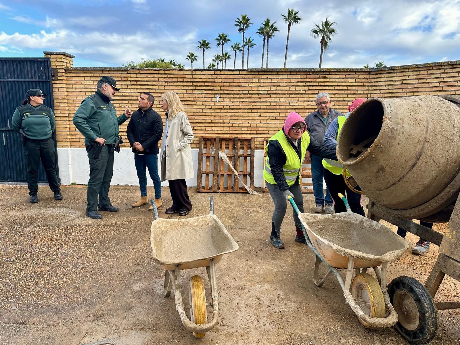 Jairo Rodríguez y María José Rico en la visita a las obras subvencionadas por el PFEA en Villanueva de los Castillejos.