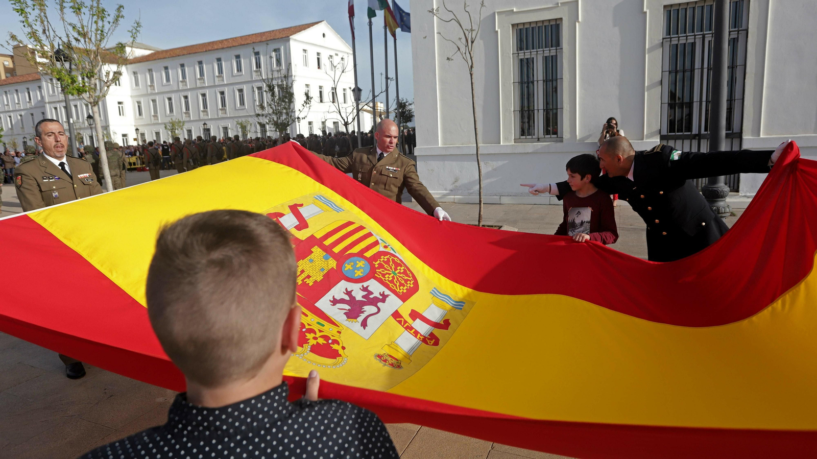 Las mejores fotos del desfile militar del Dos de Mayo en San Roque