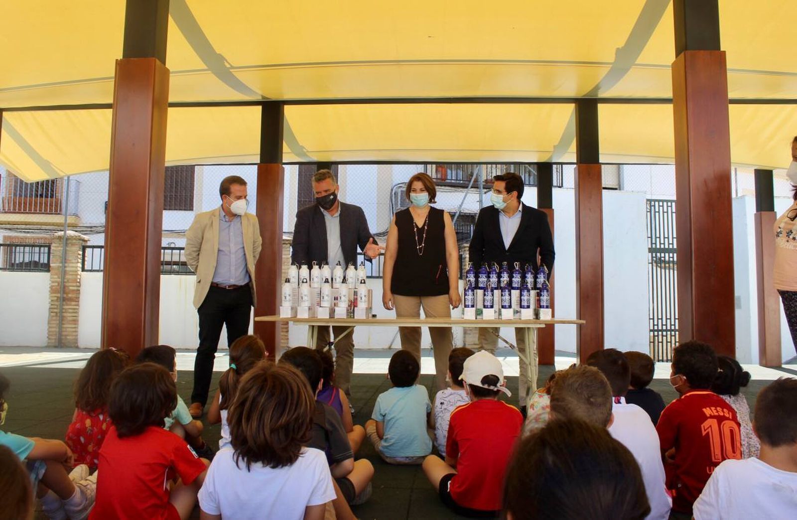 Reparto de las botellas reutilizables.