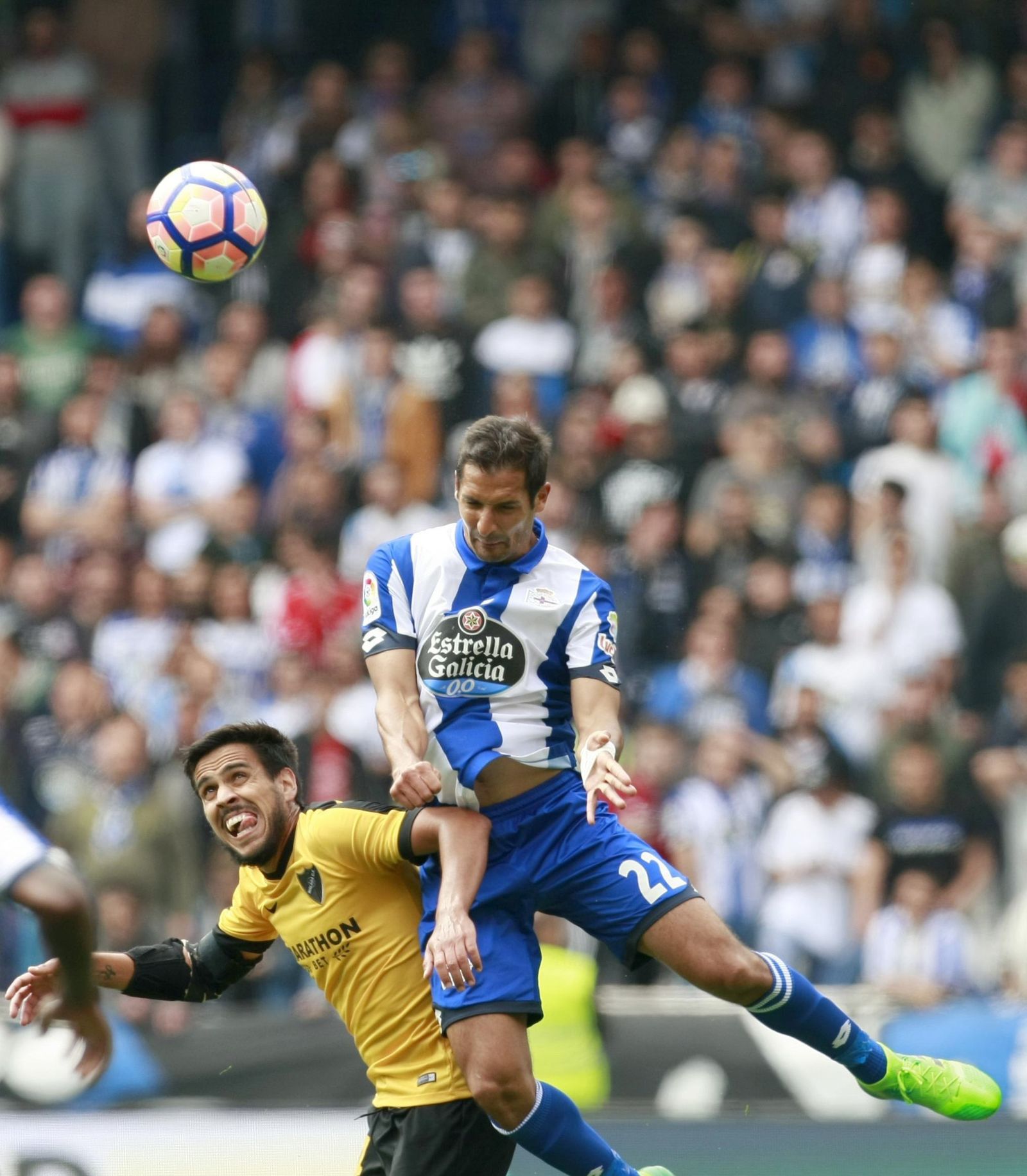 Celso Borges le gana la partida a Recio en un balón aéreo.