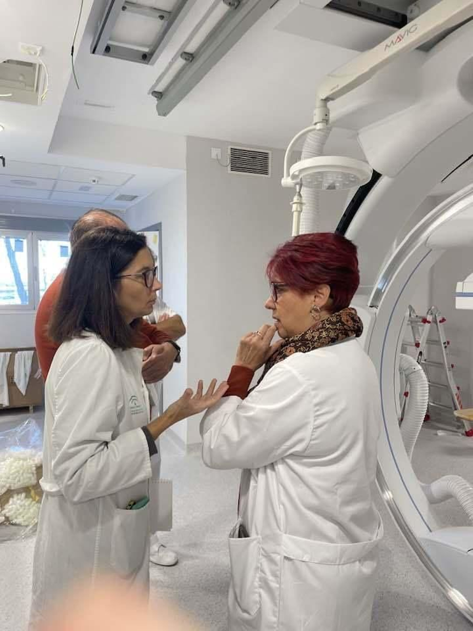 Visita de la gerente (a la derecha) a la Unidad de Radiodiagnóstico del Hospital Universitario de Jerez.