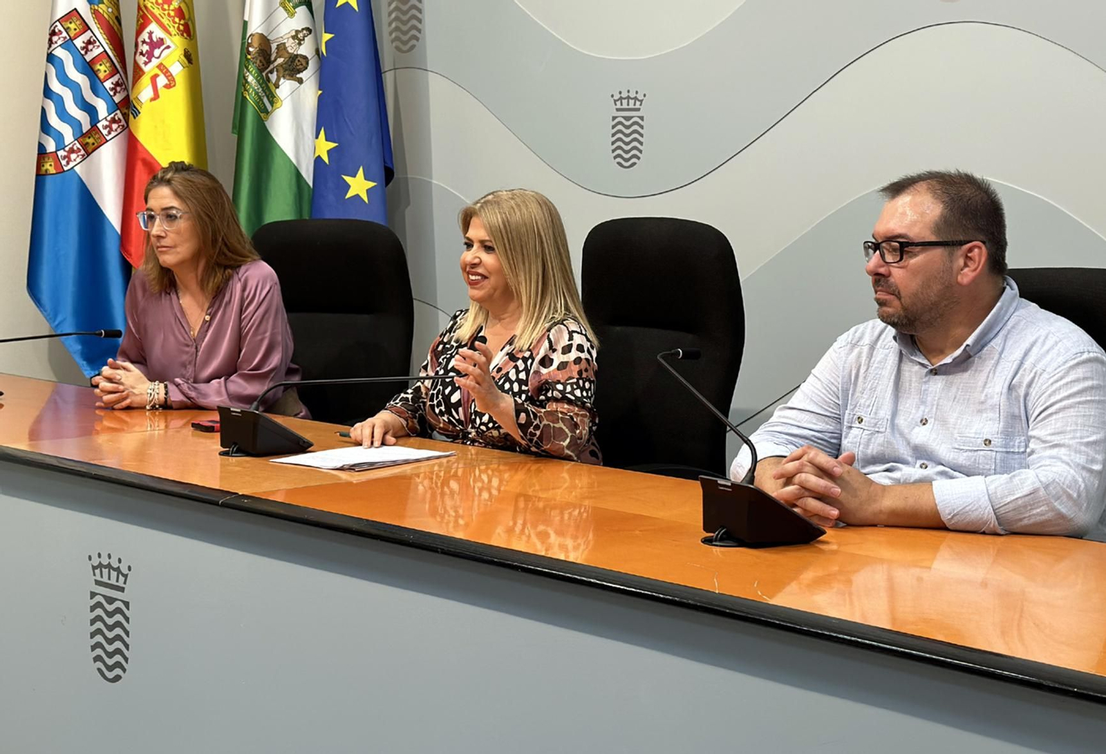 La alcaldesa de Jerez, Mamen Sánchez; presidente de la Fundación, Rafael Moreno Teig; y la directora de Aspanido, Esperanza Gómez.