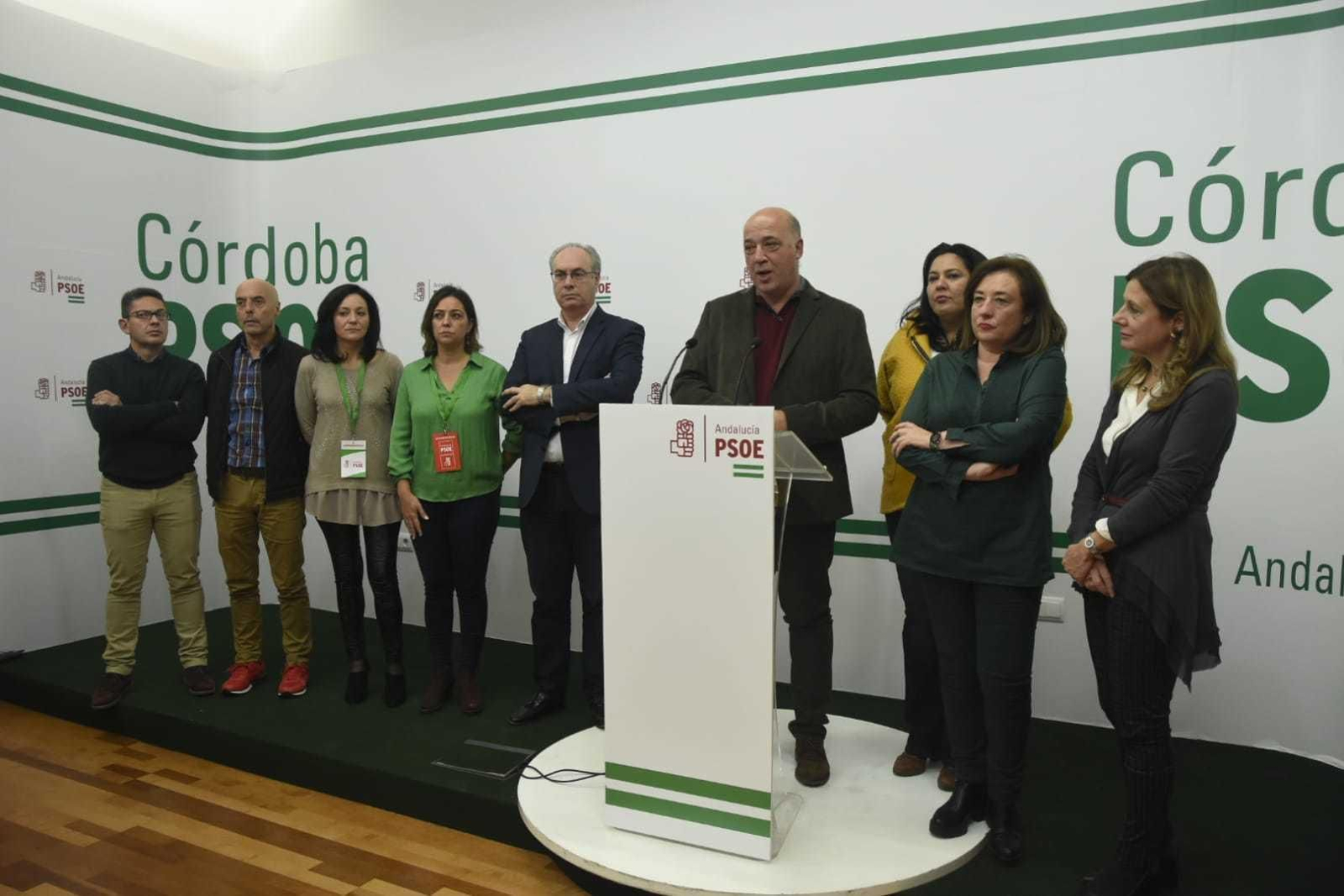 Antonio Ruiz analiza el resultado electoral en la sede del PSOE.