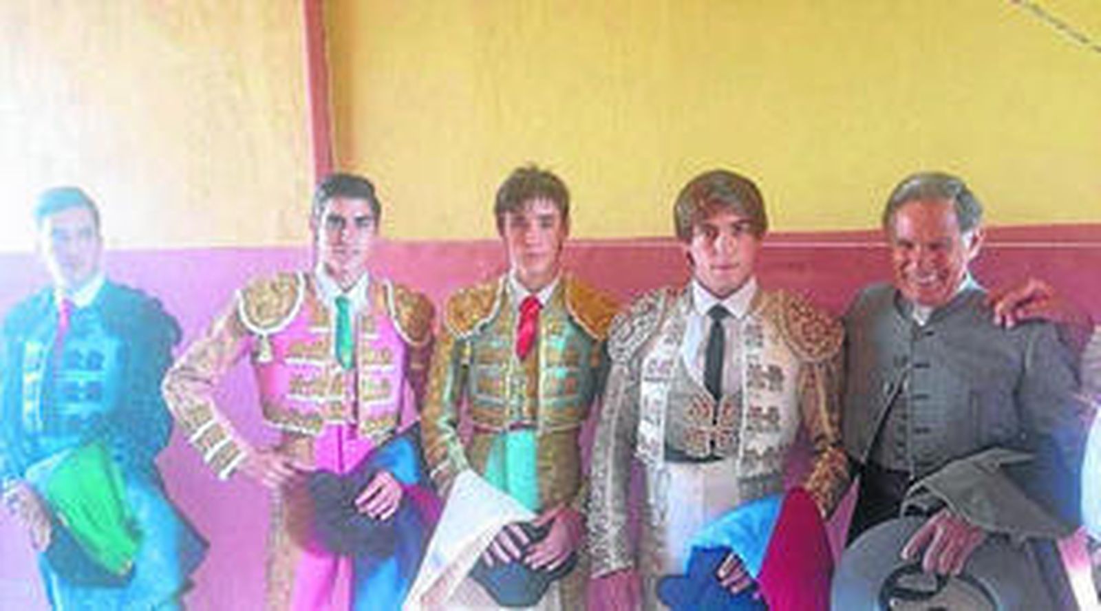 Ruiz Miguel y las jóvenes promesas, ayer en Tarifa.