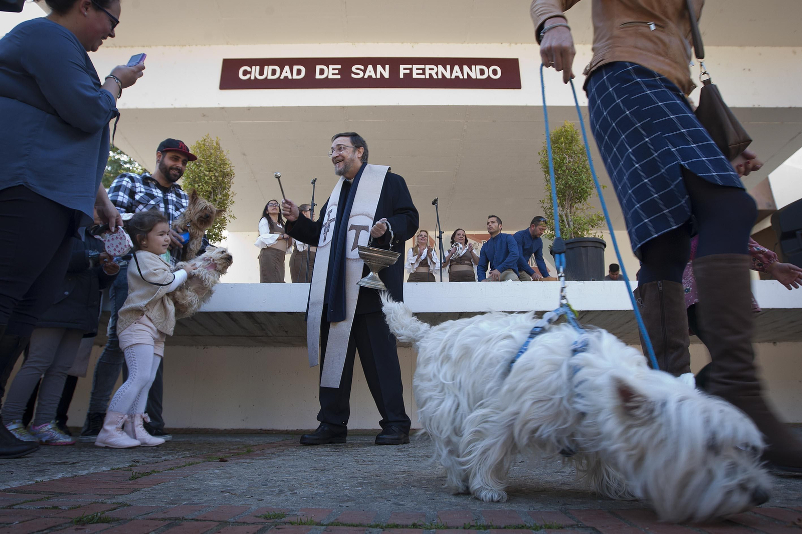 El párroco de la iglesia del Parque bendijo ayer a las mascotas por la fiesta de San Antón.