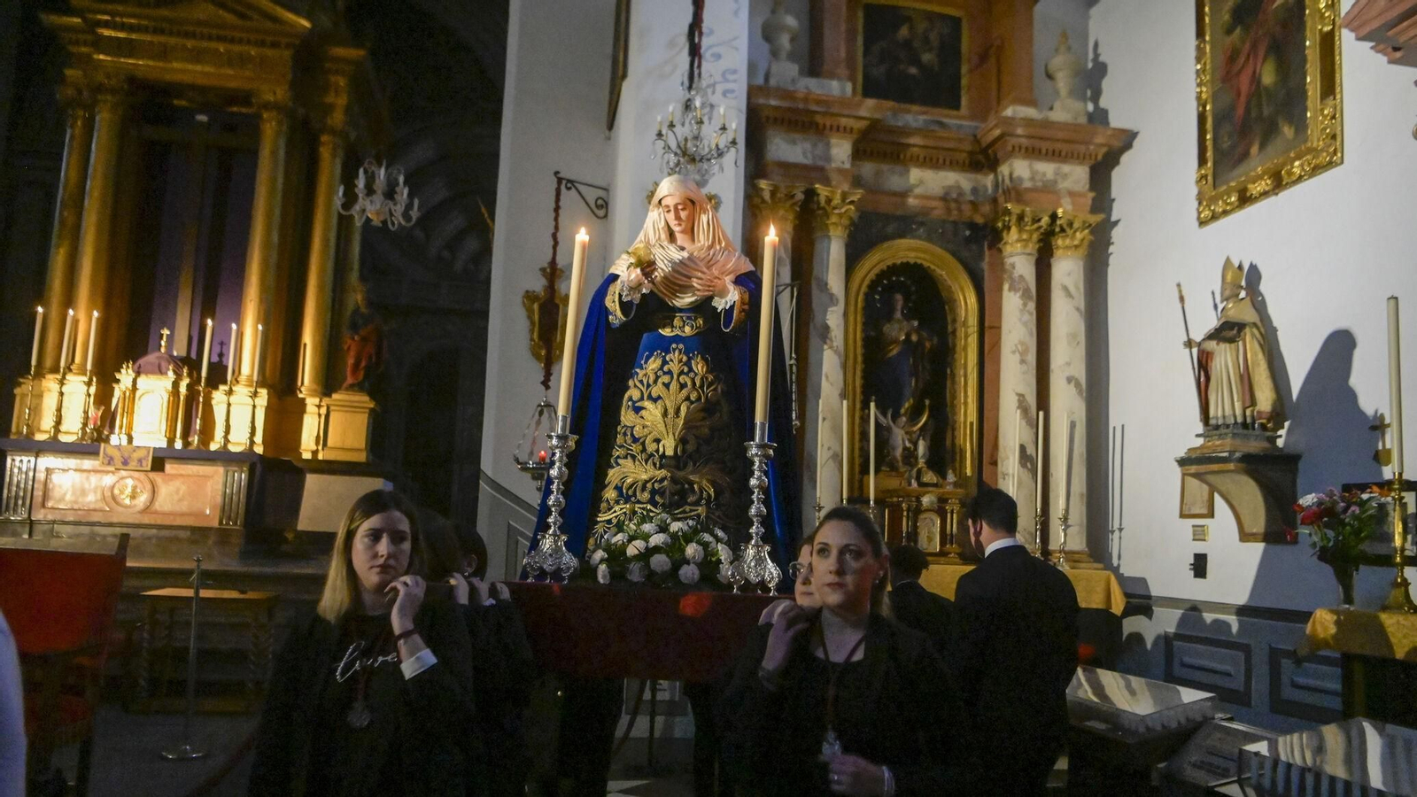 Multitudinario traslado de María Santísima de las Maravillas al paso de palio