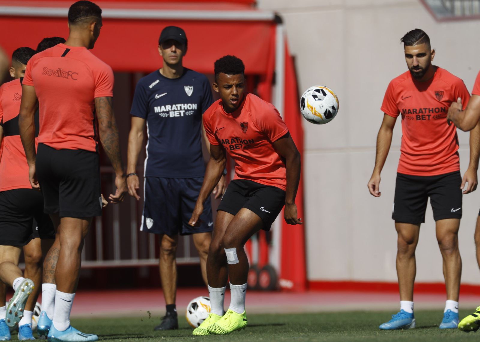Dabbur espera turno para darle a la pelota en un rondo con Diego Carlos y Koundé.