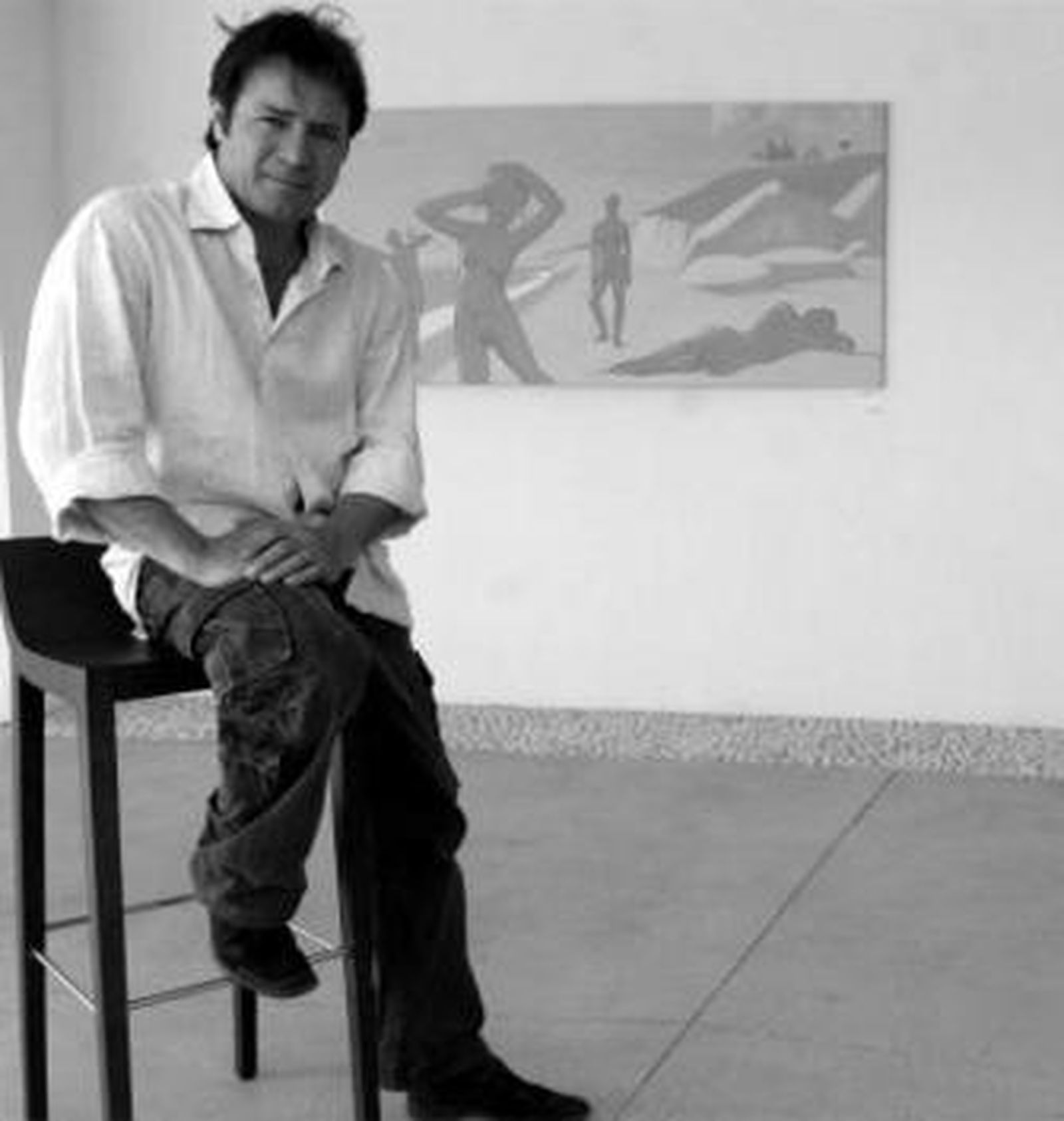 El pintor, ante uno de sus cuadros.