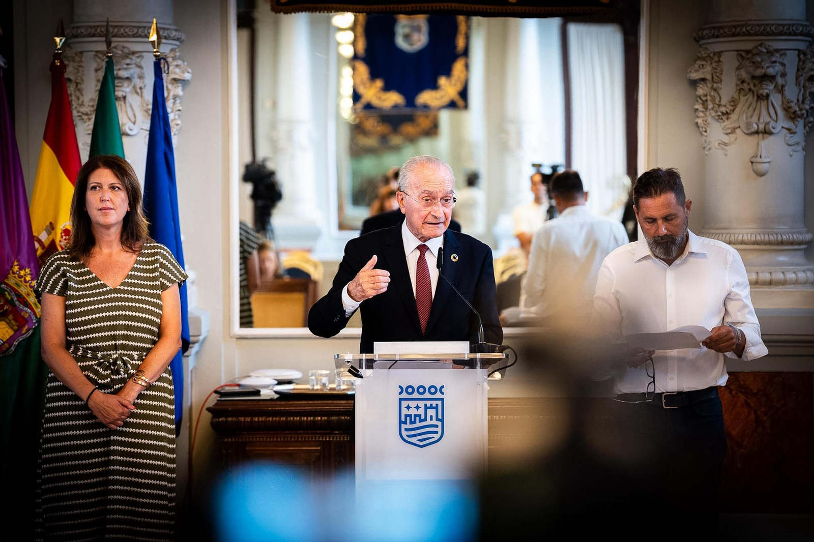 El alcalde de Málaga, entre Carmen Casero y Francisco Pomares, este martes en el Ayuntamiento.
