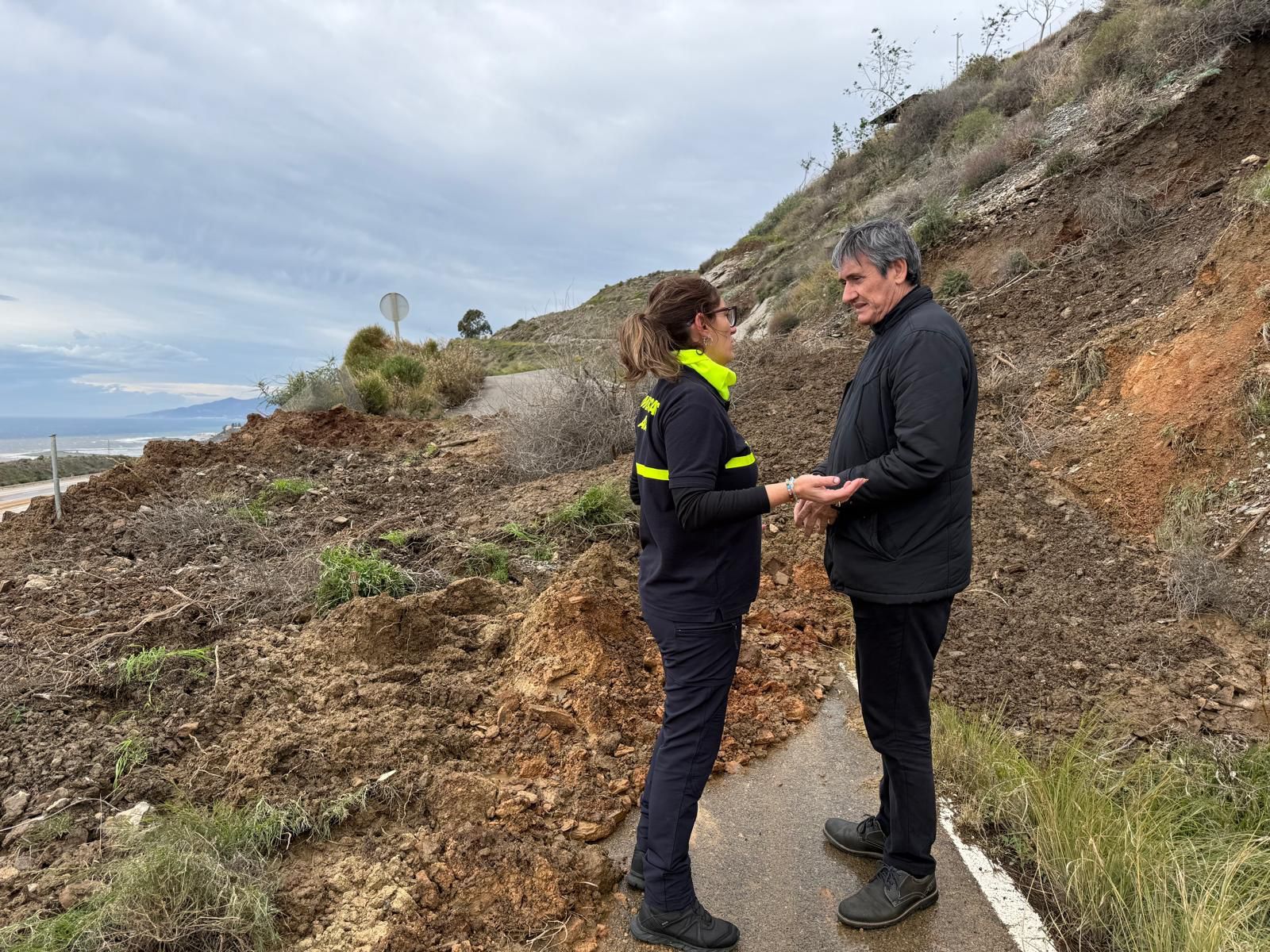 Sevicios municipales y alcalde de Adra supervisan las incidencias.