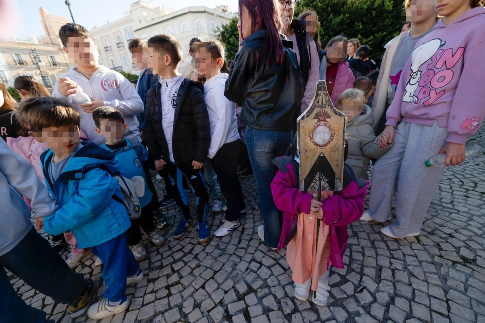 Una pequeña porta el estandarte de la Virgen de la Palma en la plaza de San Antonio.