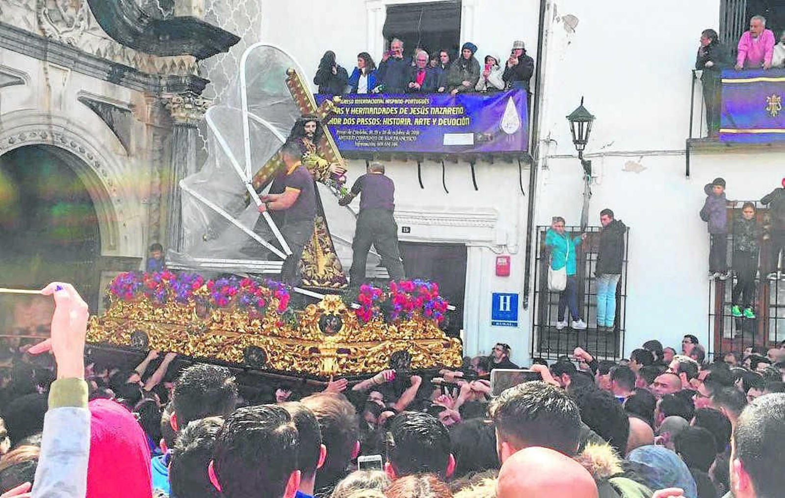Un momento de la salida de Nuestro Padre Jesús Nazareno en Priego de Córdoba.