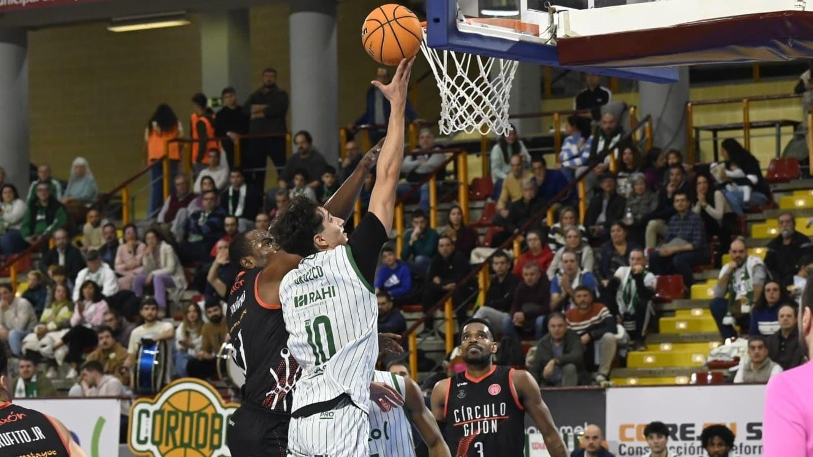 Gonzalo Orozco entra a canasta ante la presencia de Pierre.