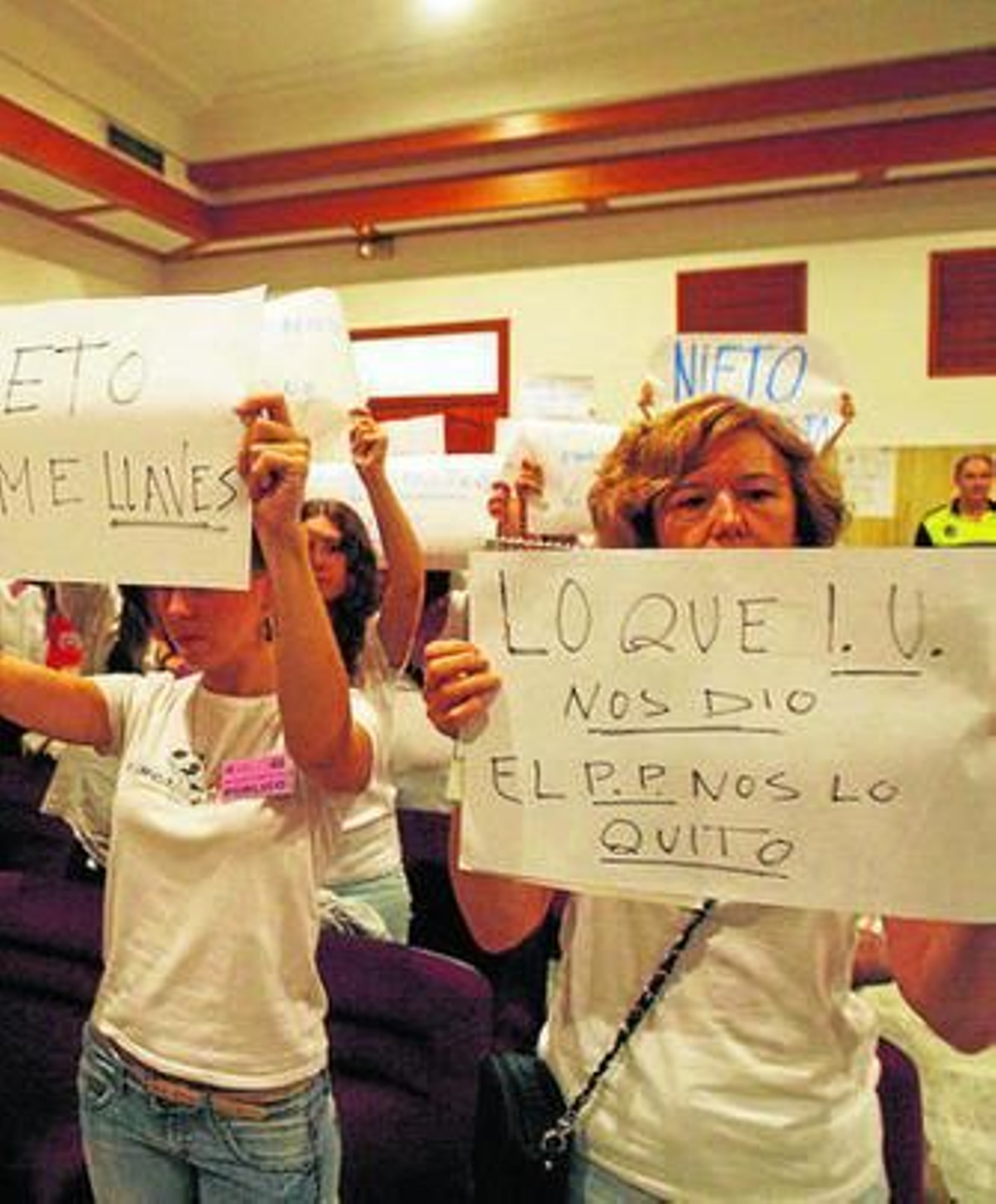Protesta de la asociación en uno de los Plenos municipales.