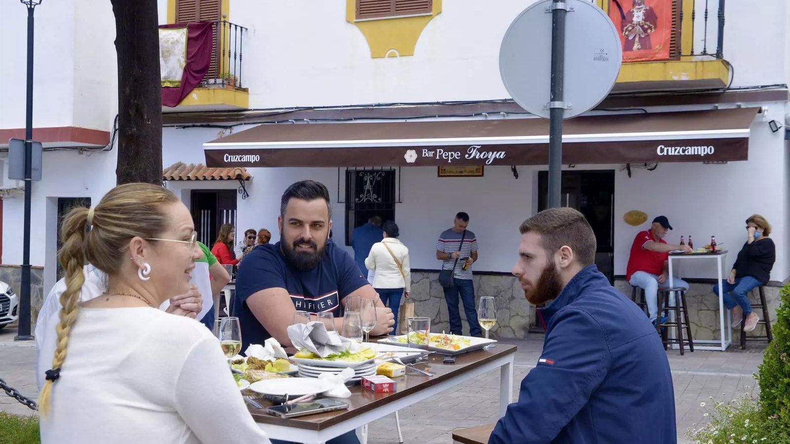 Un grupo de personas conversan en una terraza de Algeciras.