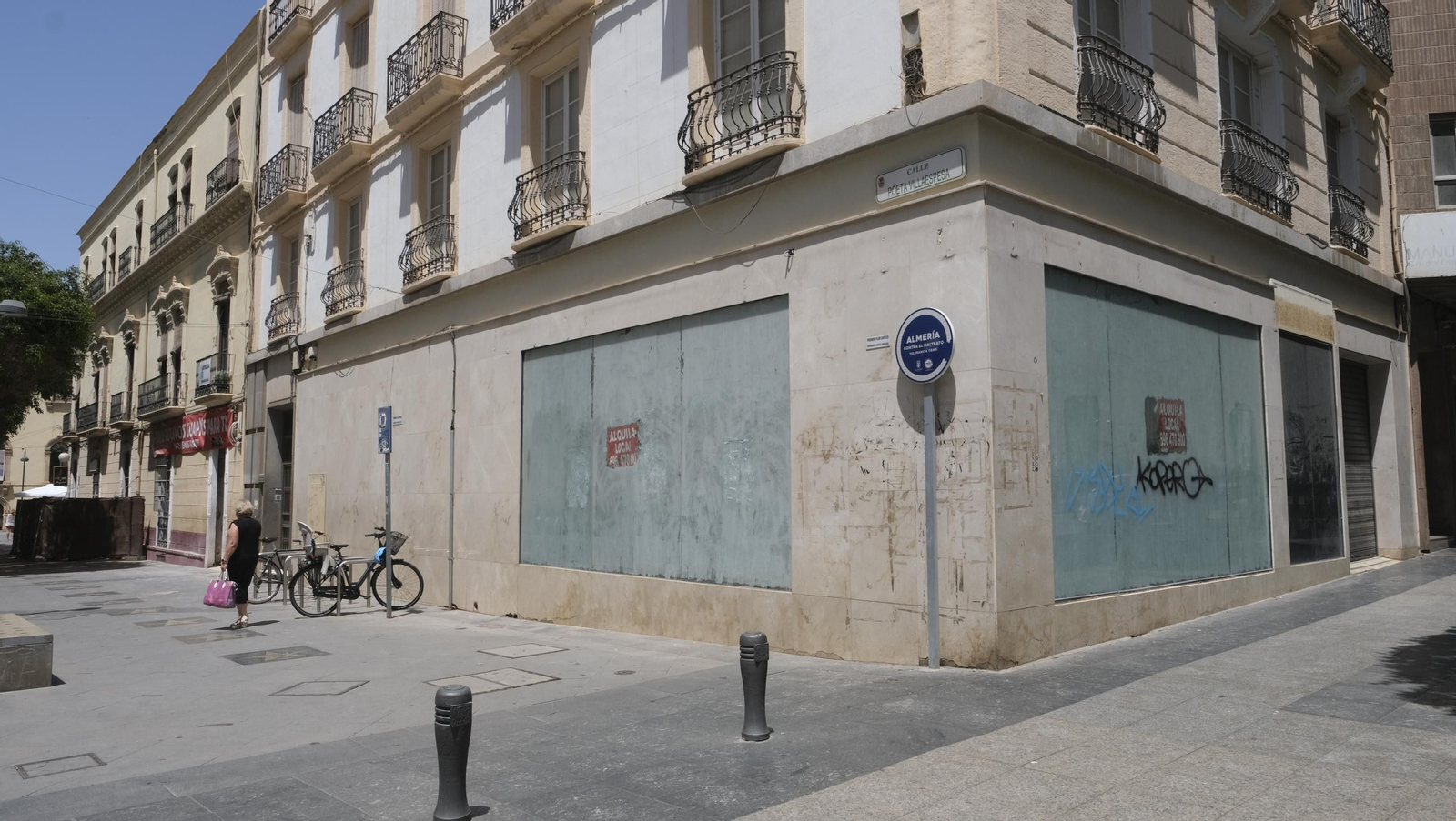 Imágenes de los locales desiertos del Paseo de Almería