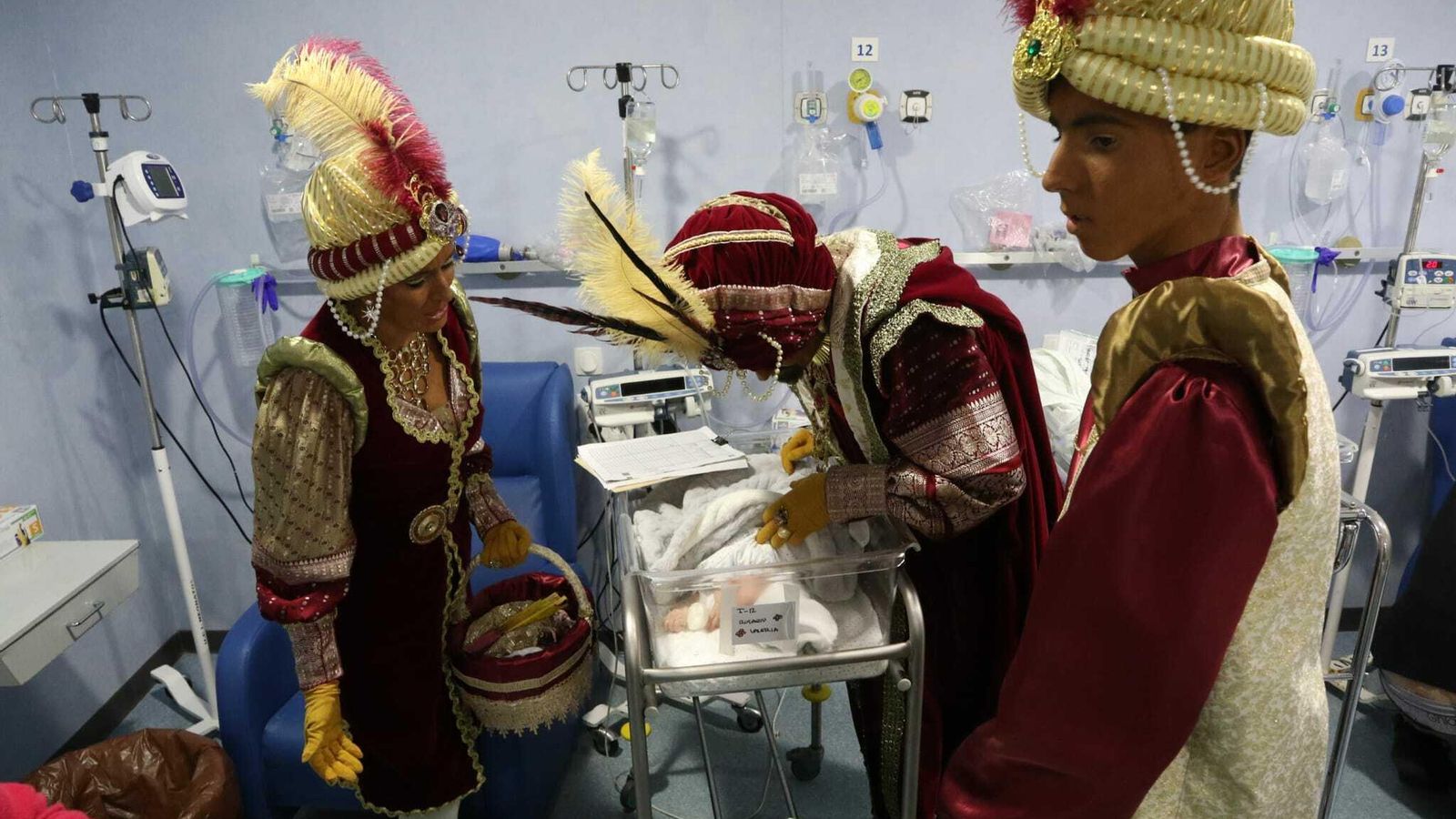 El Rey Baltasar y dos de sus pajes, en el área de neonatos del hospital Puerta del Mar
