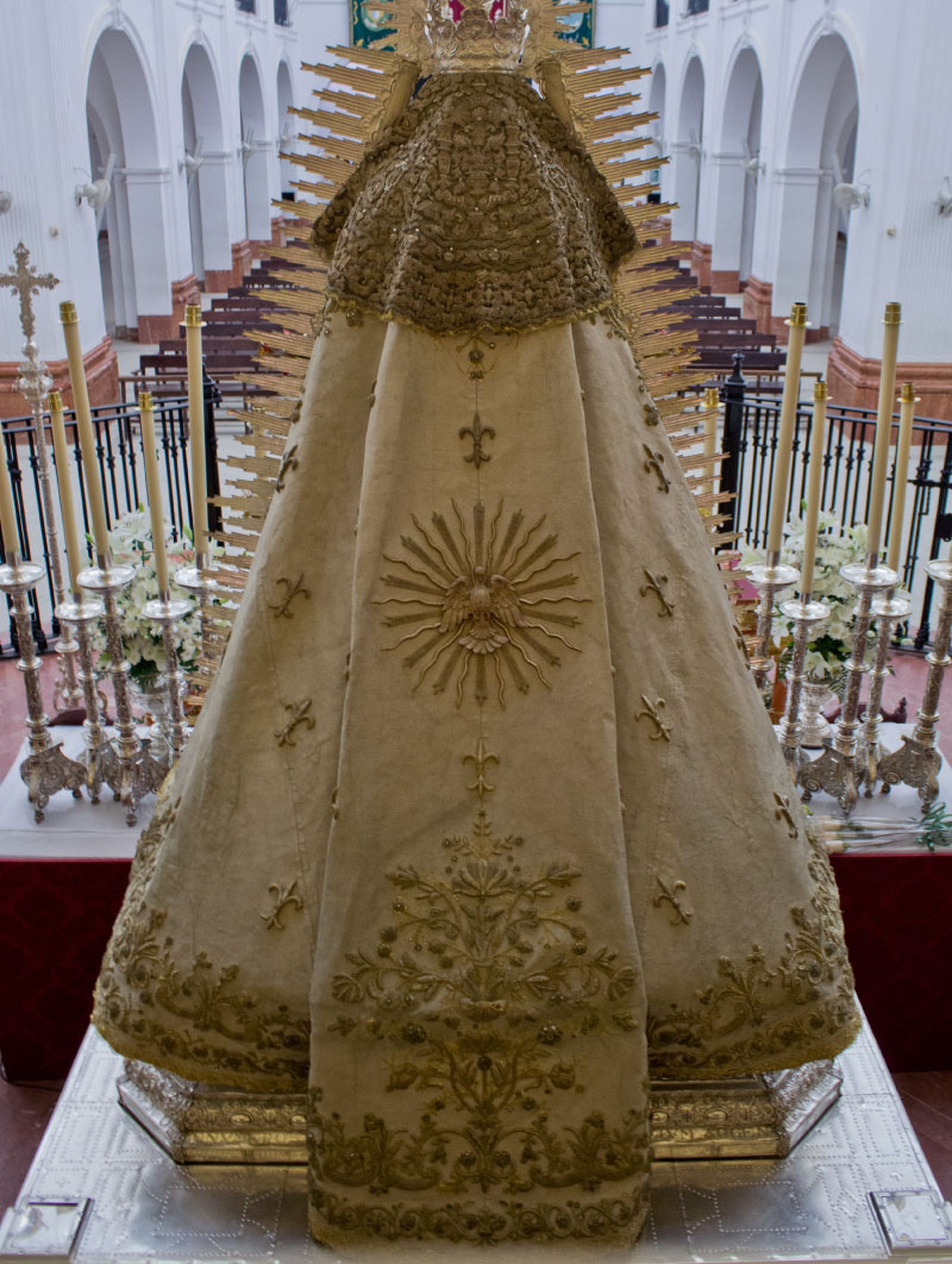 Traje de la coronación, también conocido como de Montpensier.