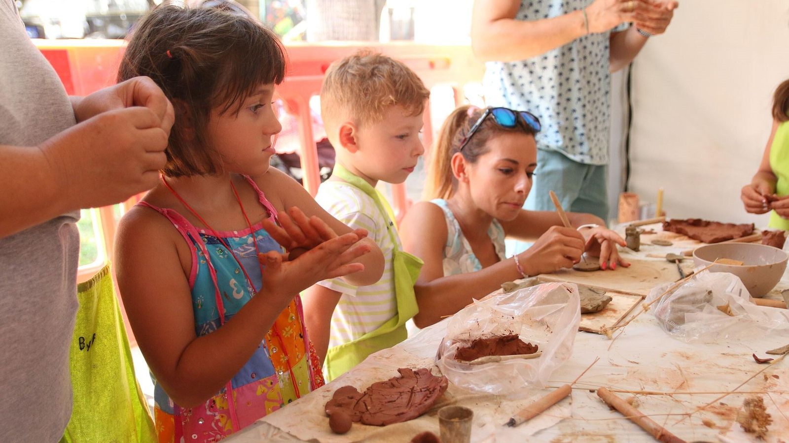 Pequeños y familiares se han implicado en la creación de piezas de cerámica.