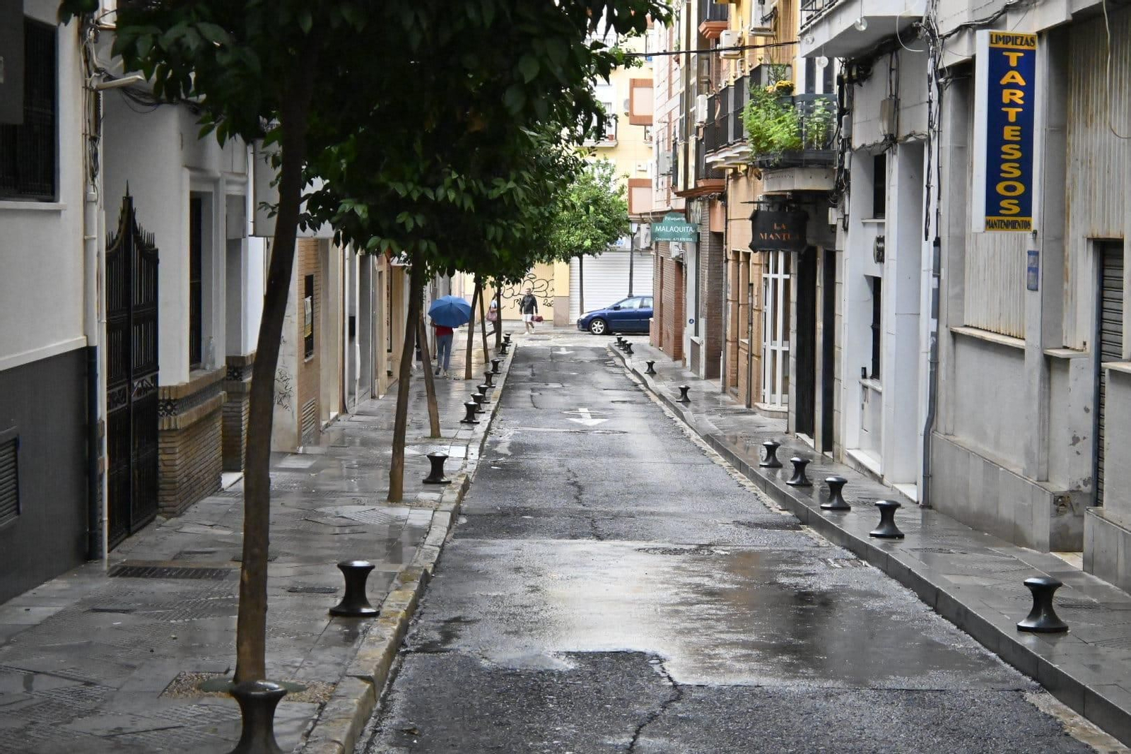 Calles mojadas en Huelva capital tras las tímidas lluvias de este domingo.