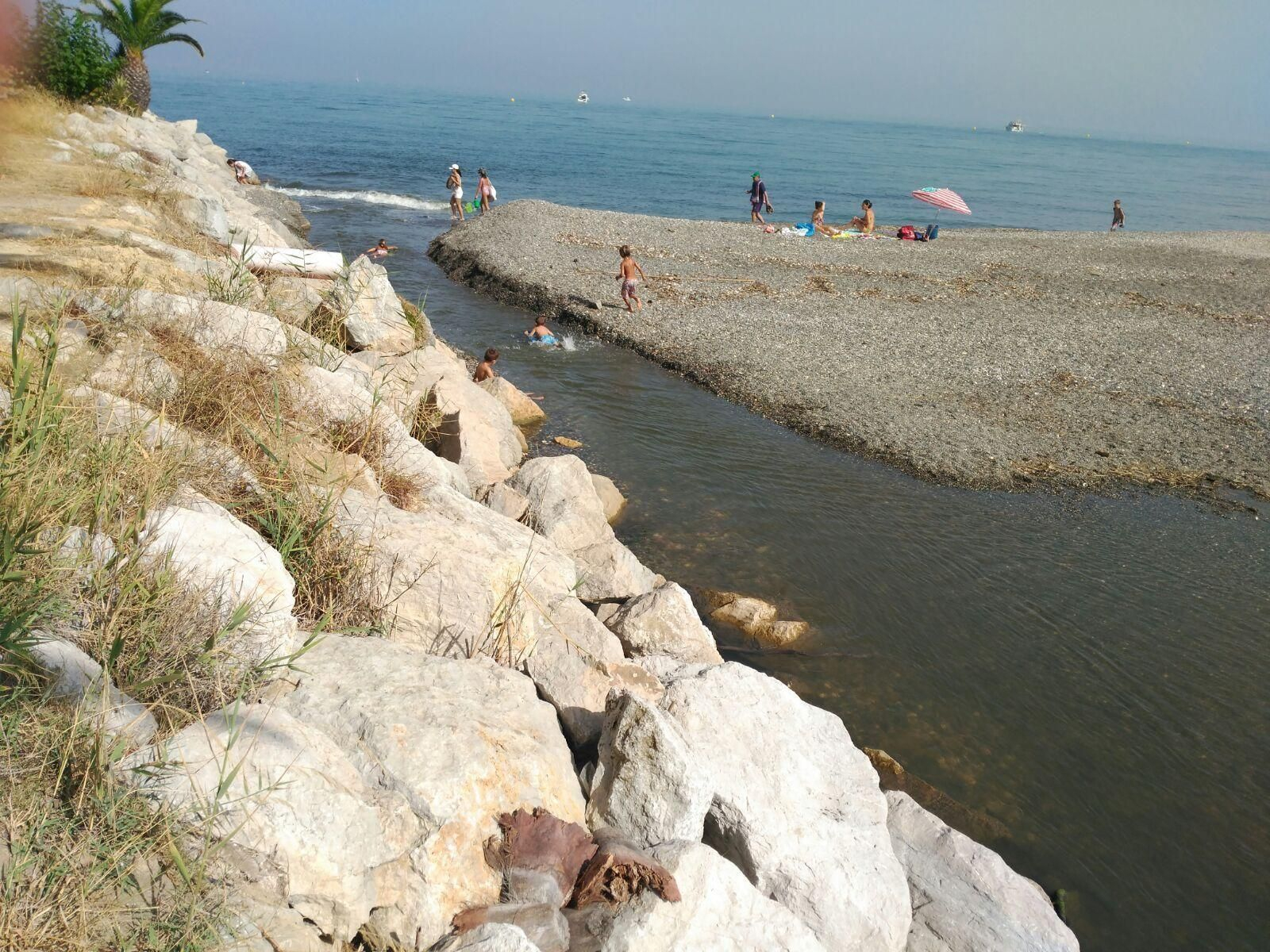 Varios niños se bañan en la senda abierta en la bocana del río Guadiaro, la pasada semana.