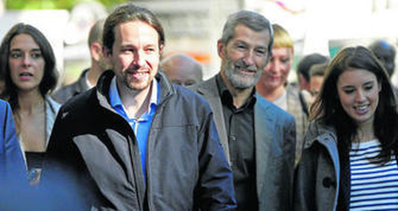 El secretario general de Podemos, Pablo Iglesias, acompañado ayer en Madrid por Julio Rodríguez, número dos de su partido por Zaragoza.