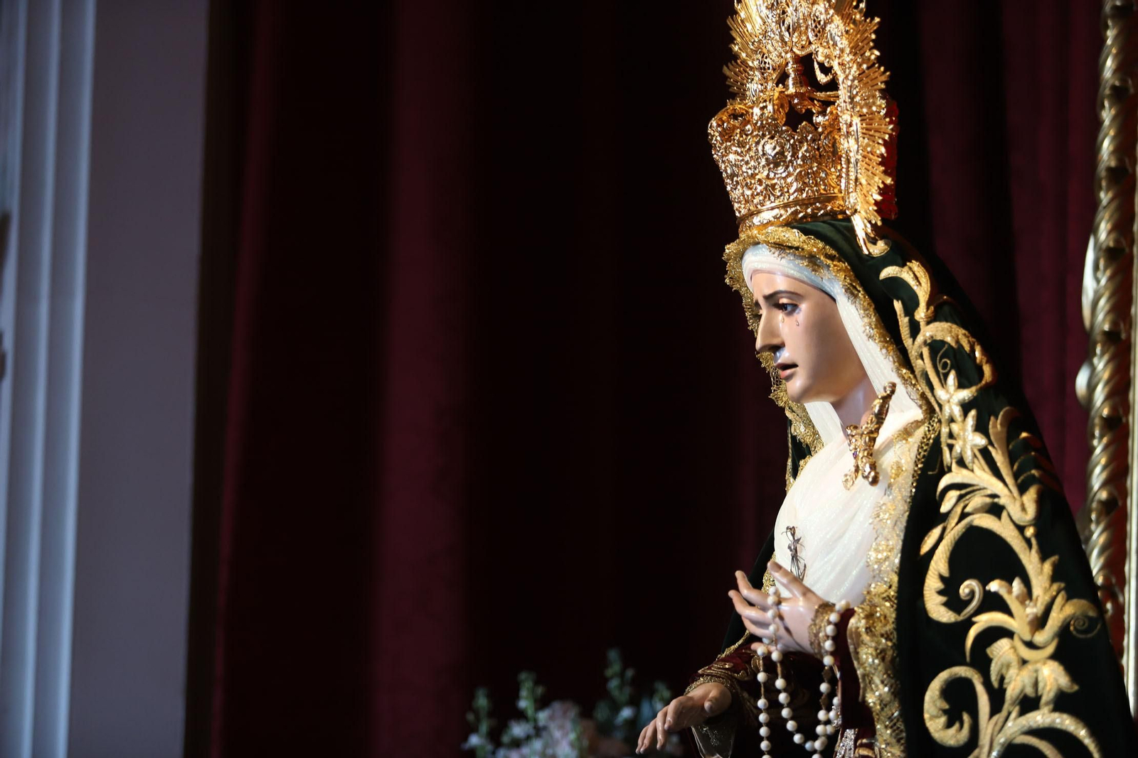 Imágenes del besamanos a María Santísima del Rocío y Esperanza