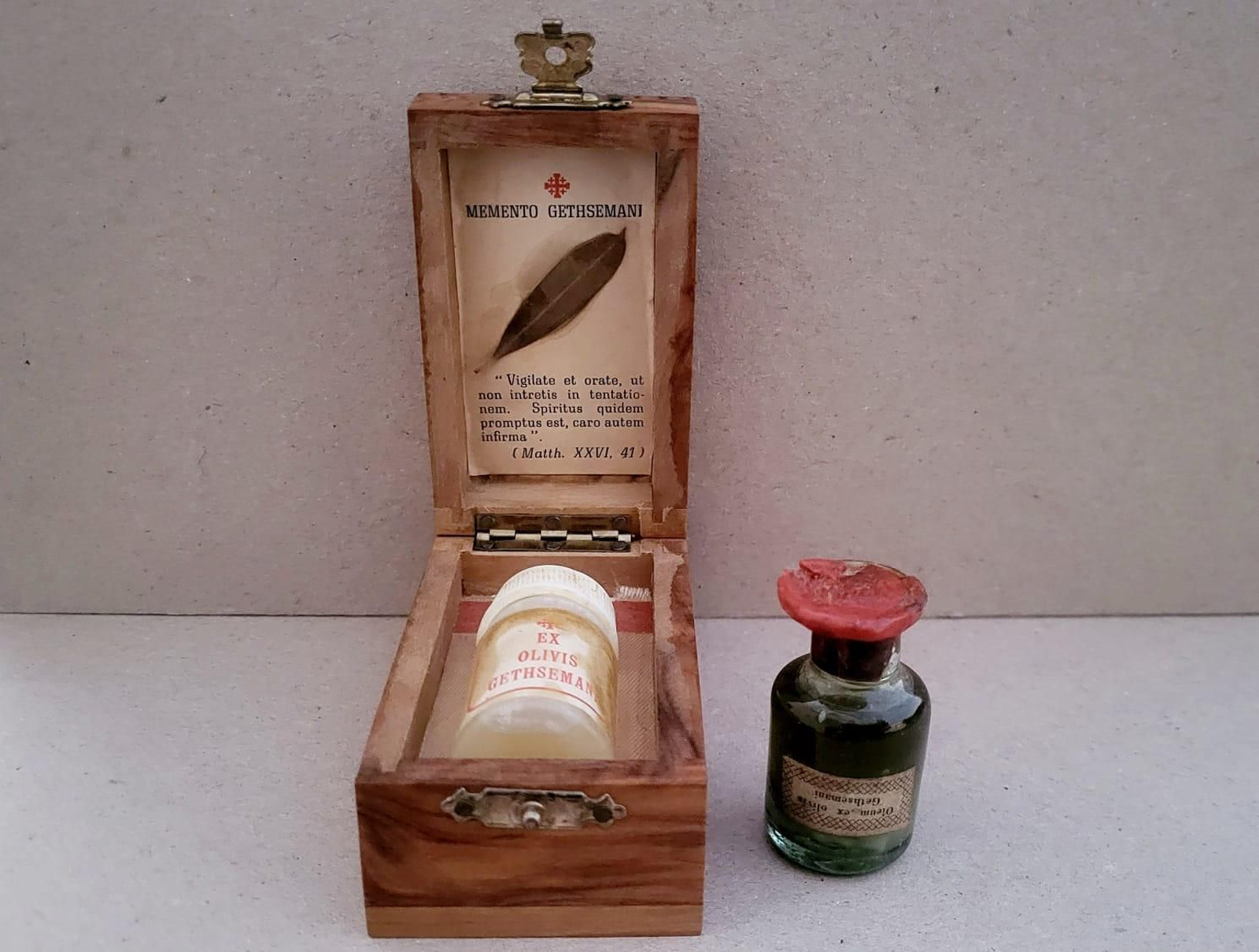 Dos botellas de aceite del Monte de los Olivos.