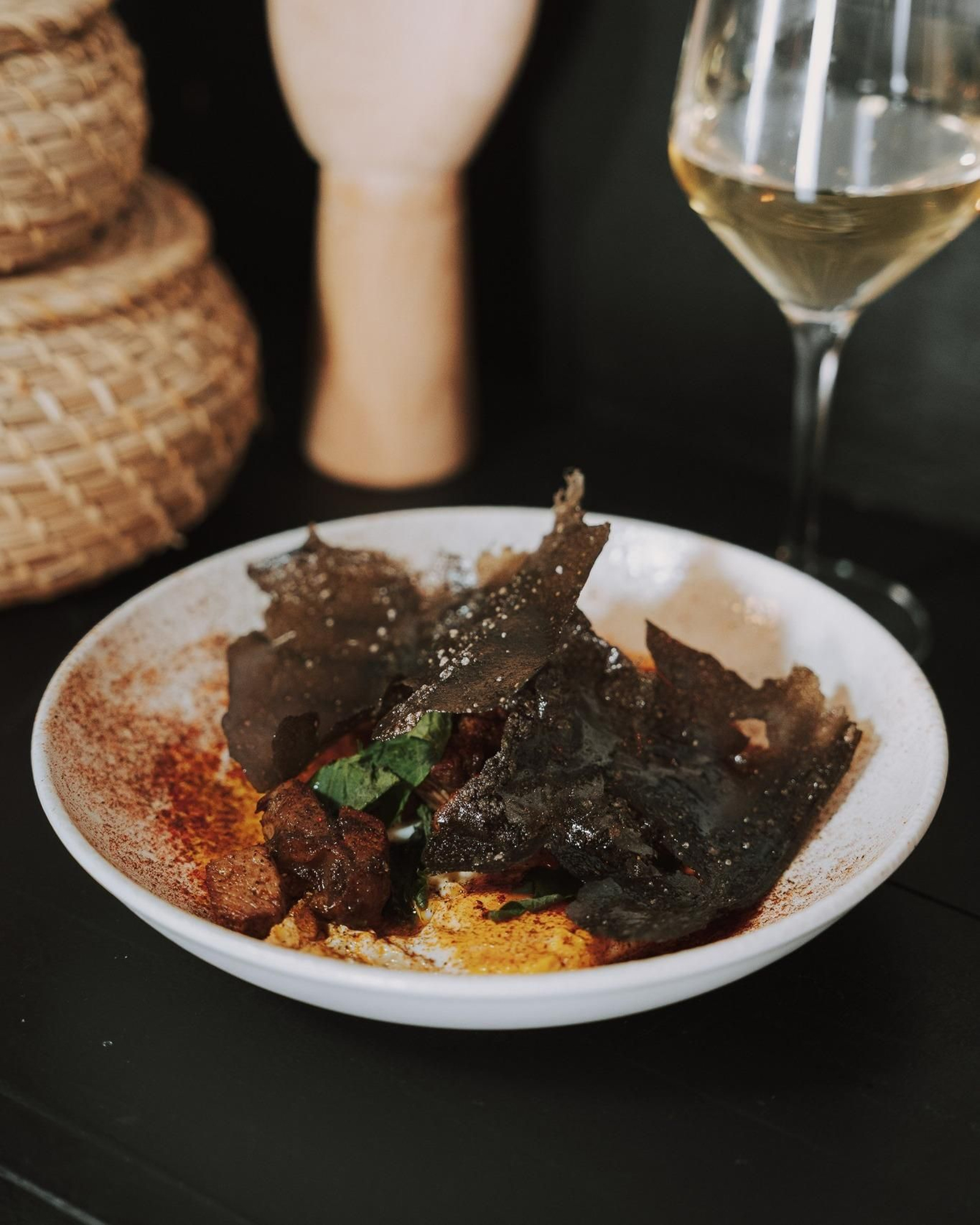 Huevos rotos con atún en manteca colorá, en La Bonita Tarifa.