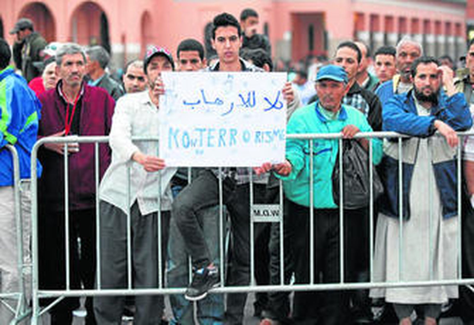 Jóvenes marroquíes manifiestan su rechazo a lo sucedido en la plaza de Marraquech.