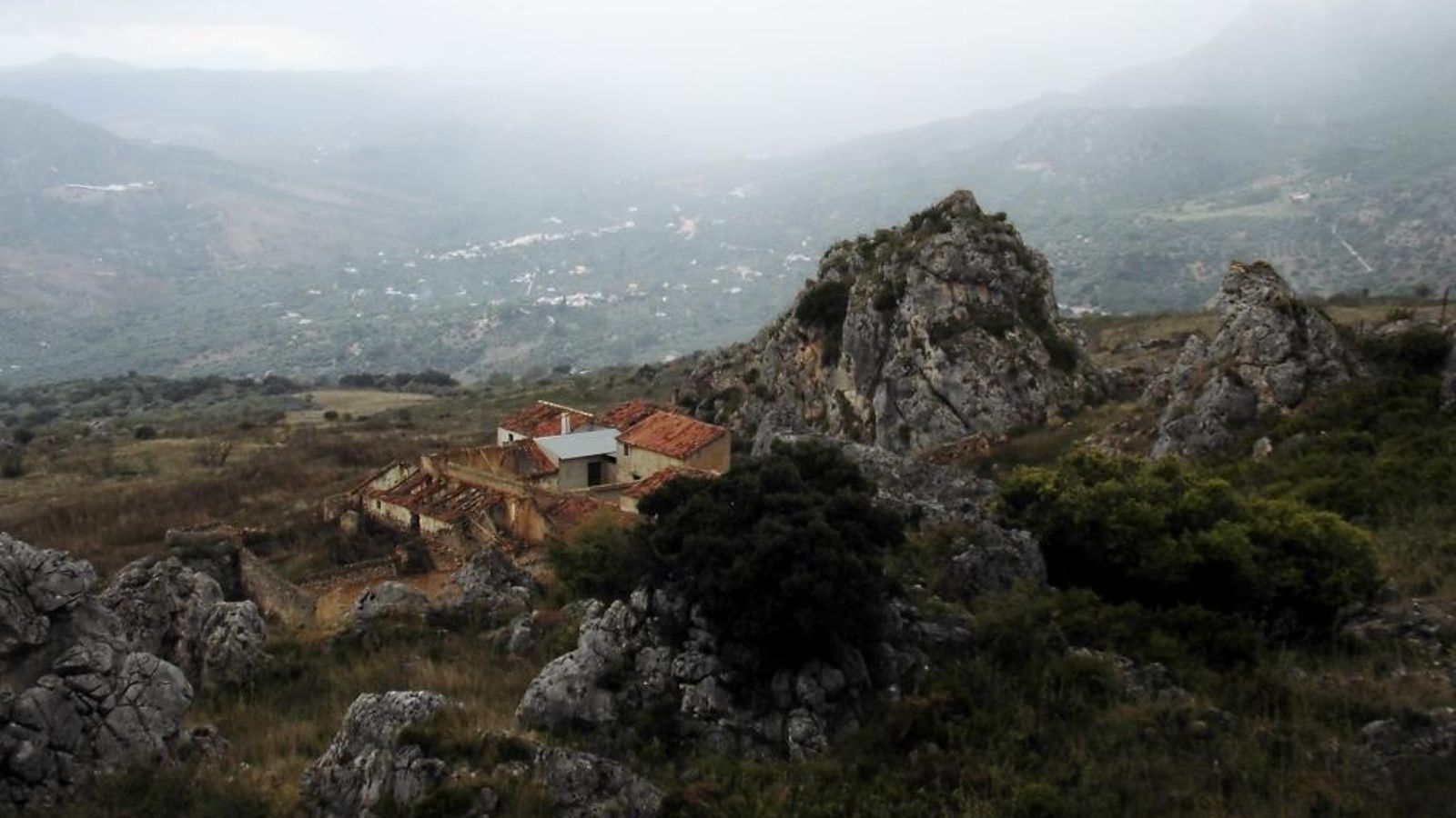 La senda se encuentra por el camino con el cortijo Los Peñones.
