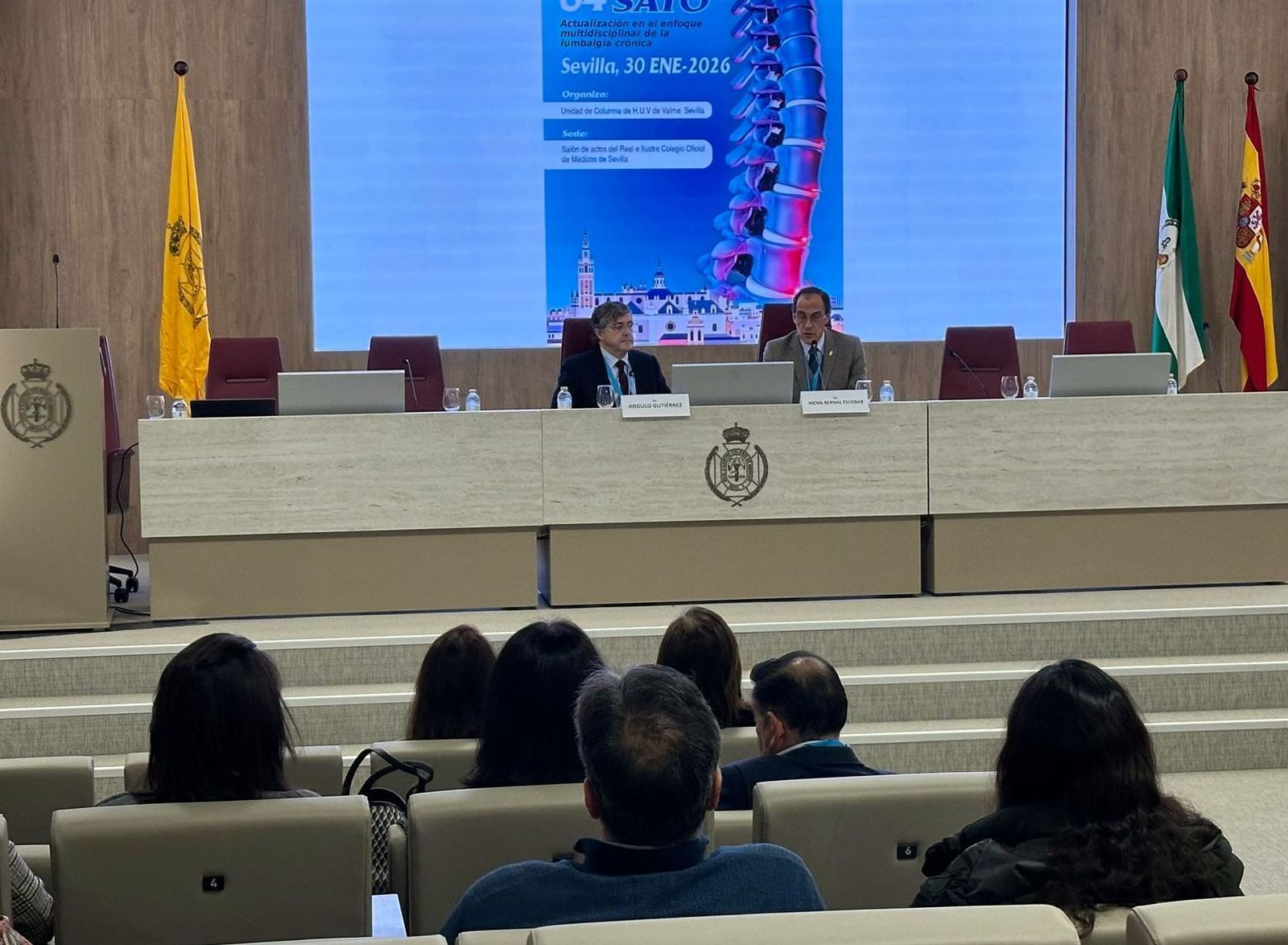 Mesa de presentación del seminario con el coordinador de la actividad a la derecha el doctor Ricardo Mena-Bernal, y a la izquierda el doctor Jorge Angulo.