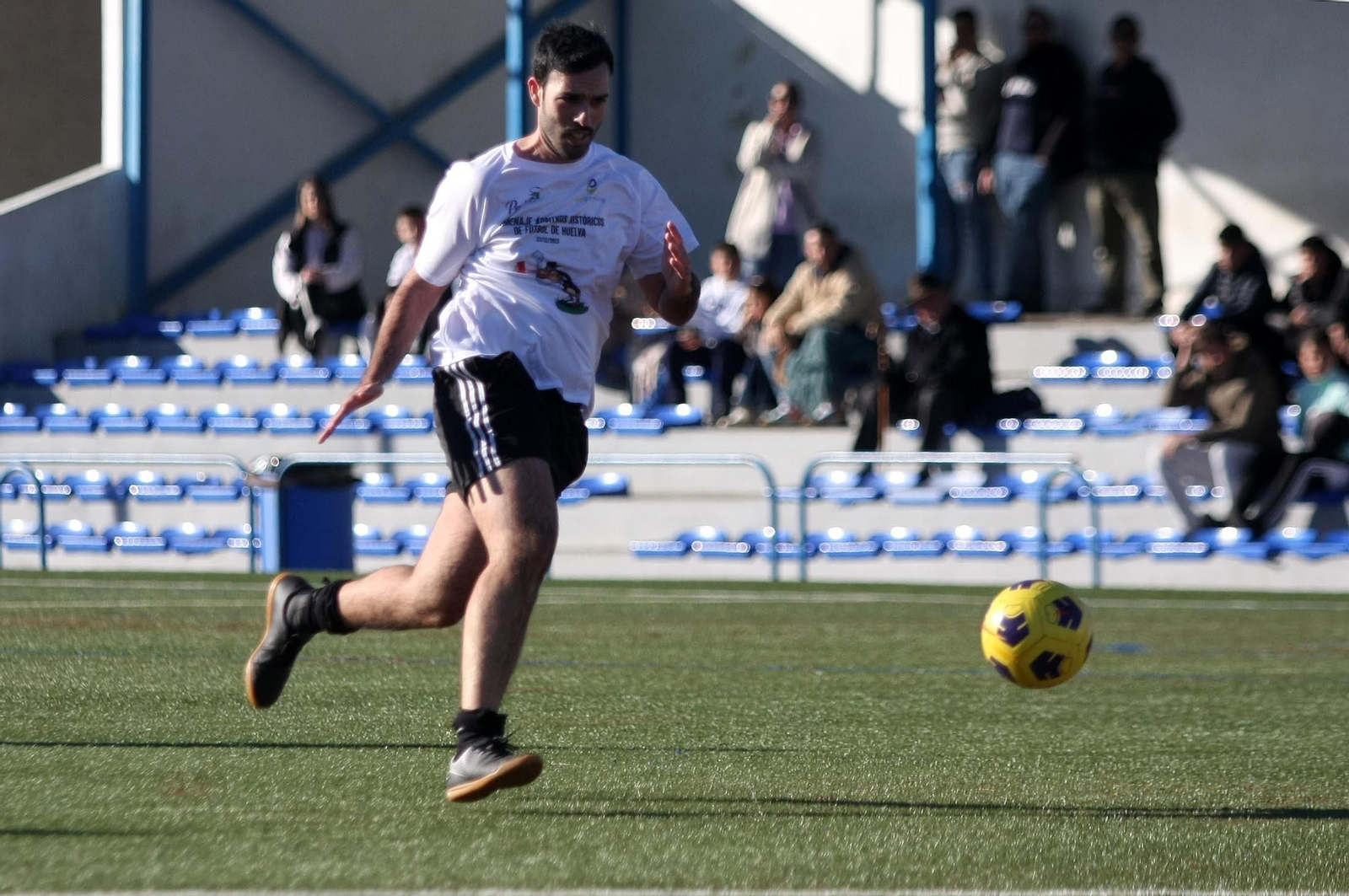 Imágenes del partido homenaje a los árbitros históricos de fútbol de Huelva