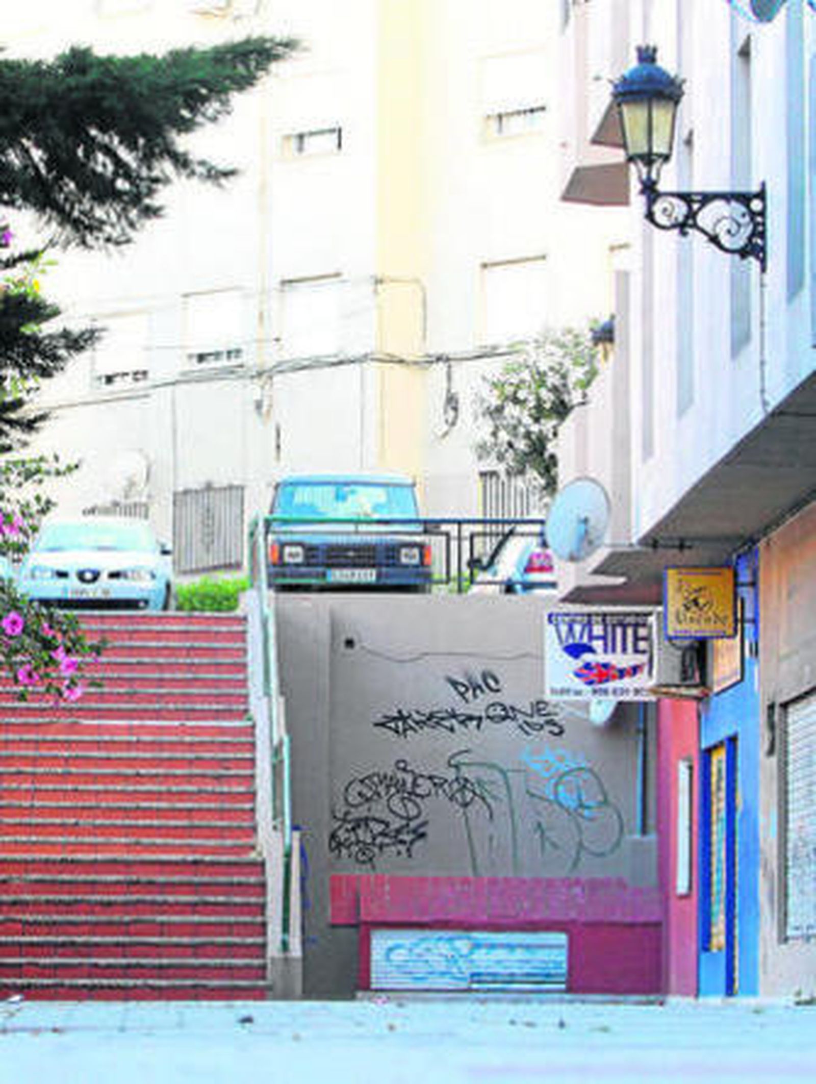 Uno de los accesos a la Plaza Inmaculada, ayer por la tarde.