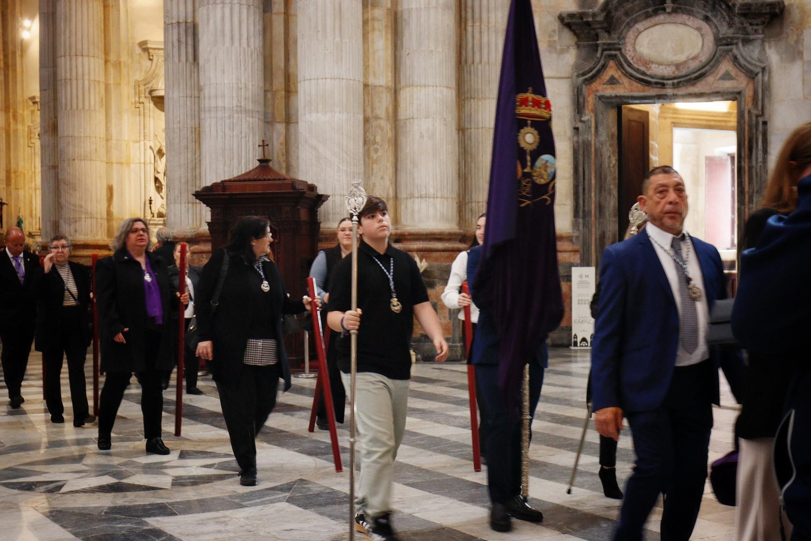 Las imágenes del traslado de Prendimiento desde la Catedral en la Semana Santa de Cádiz 2025