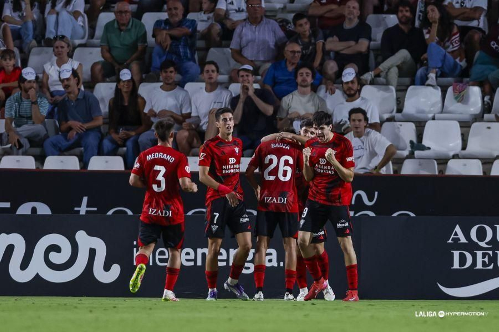 El CD Mirandés celebra un gol